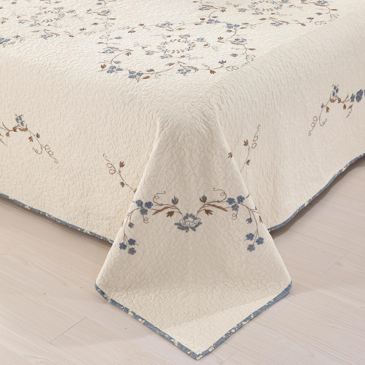 Quilt Set Blue Floral 3D Embroidery Pattern 3 PCS 100% Cotton Reversible Quilted Embroidered Decorative Bedspreads Coverlet Set, Lightweight &Soft King Size White Bedding Coverlet for All Season