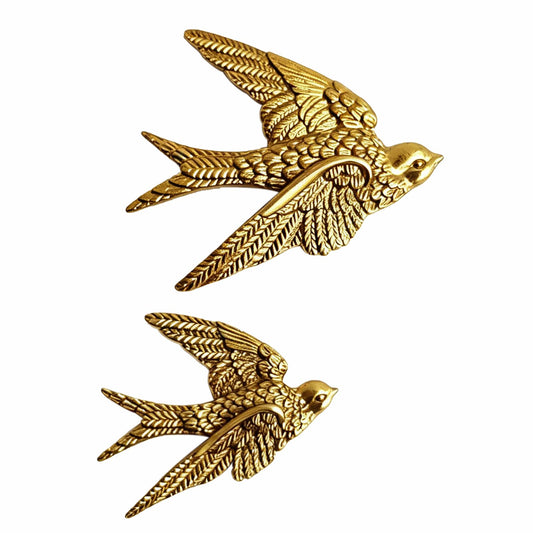 2 Pcs Vintage Gold Swallow Bird Wall Decor 3D Flying Birds Sculptures Wall Art Antique Resin Gold Swifts Wall Hanging Decorations for Living Room Bedroom Garden Modern Home Decor Housewarming Gift