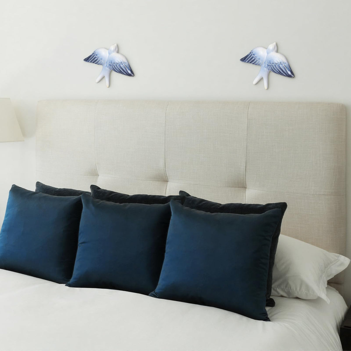 Fiwochic 2 Pcs Hand-Painted Ceramic Swallows Wall Decor Bird Art Wall Decor Mediterranean Lightweight Ceramic Ornament Commemorative Gift for Bathroom Living Room Garden