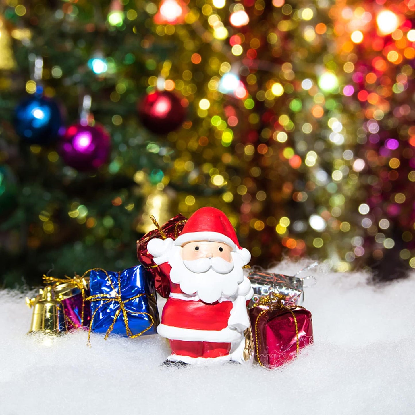 Apragaz Christmas Fake Snow Decoration, Artificial Snow Fluffy Fake Snow Decor, Flame Resistant Indoor Snow for Winter Village, Nativity, Christmas Tree, Christmas Decoration(5.6 OZ)