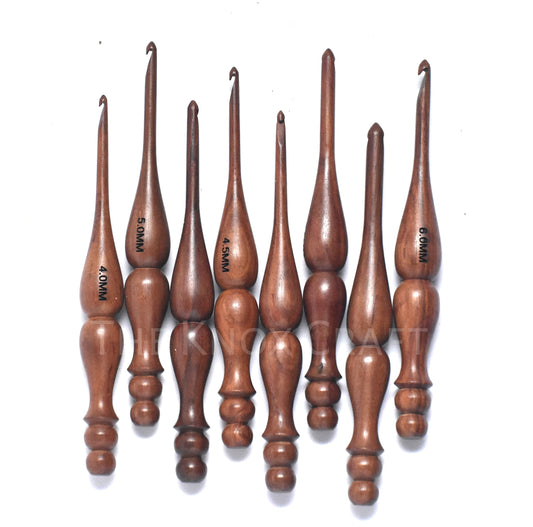 THE KNOX CRAFT Wooden Crochet Hook Set of 7 (4mm–10mm) – Ergonomic Soft Grip Handles, Smooth Wooden Yarn Hooks for Arthritic Hands – Beginner-Friendly Crochet Hooks Gift Set
