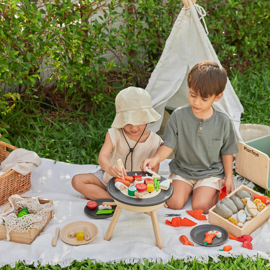 PlanToys® Wooden Barbeque Pretend Cooking Toy for Kids | Kitchen Toy Includes Grill, Food Pieces, Tongs & Charcoal Stove | Montessori Food Role Play Set for Fine Motor Skills & Imaginative Learning